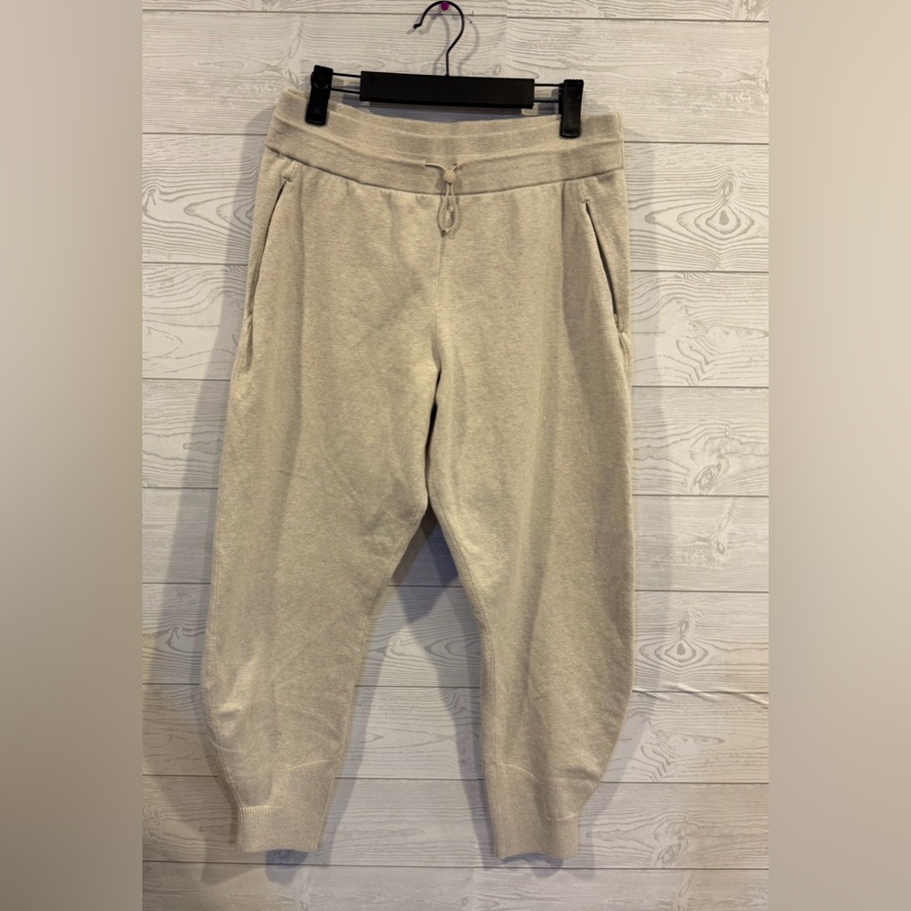 Lululemon Cotton-Cashmere Knit Mid-Rise Jogger
Heathered Natural Ivory size 8